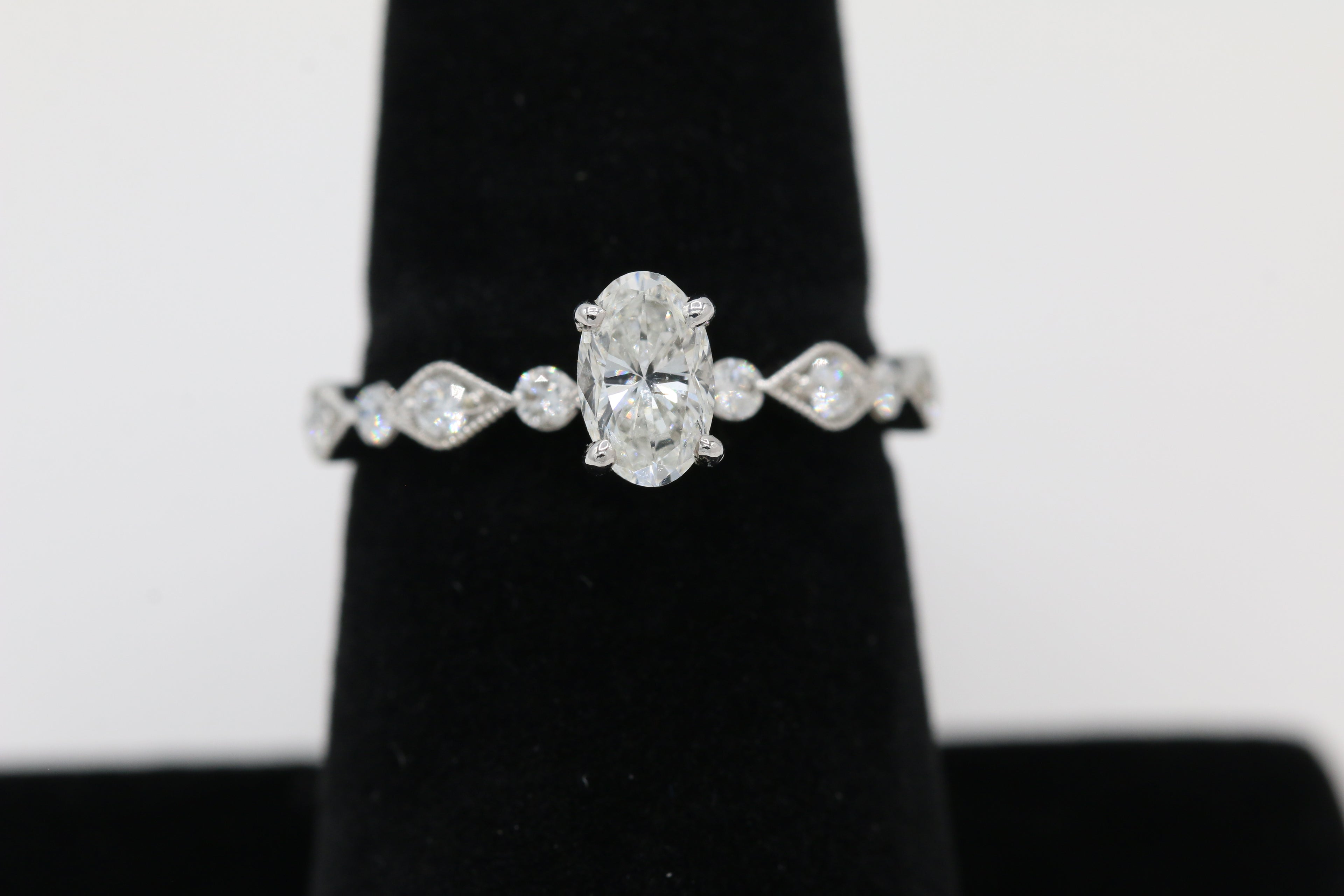 Oval Solitaire Diamond Ring in 14KT White Gold ( 0.91ct tw dia / 0.68ct Oval )