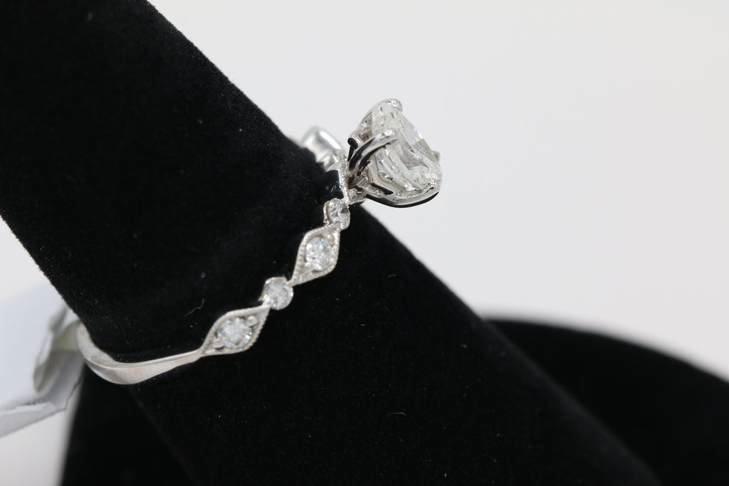 Oval Solitaire Diamond Ring in 14KT White Gold ( 0.91ct tw dia / 0.68ct Oval )