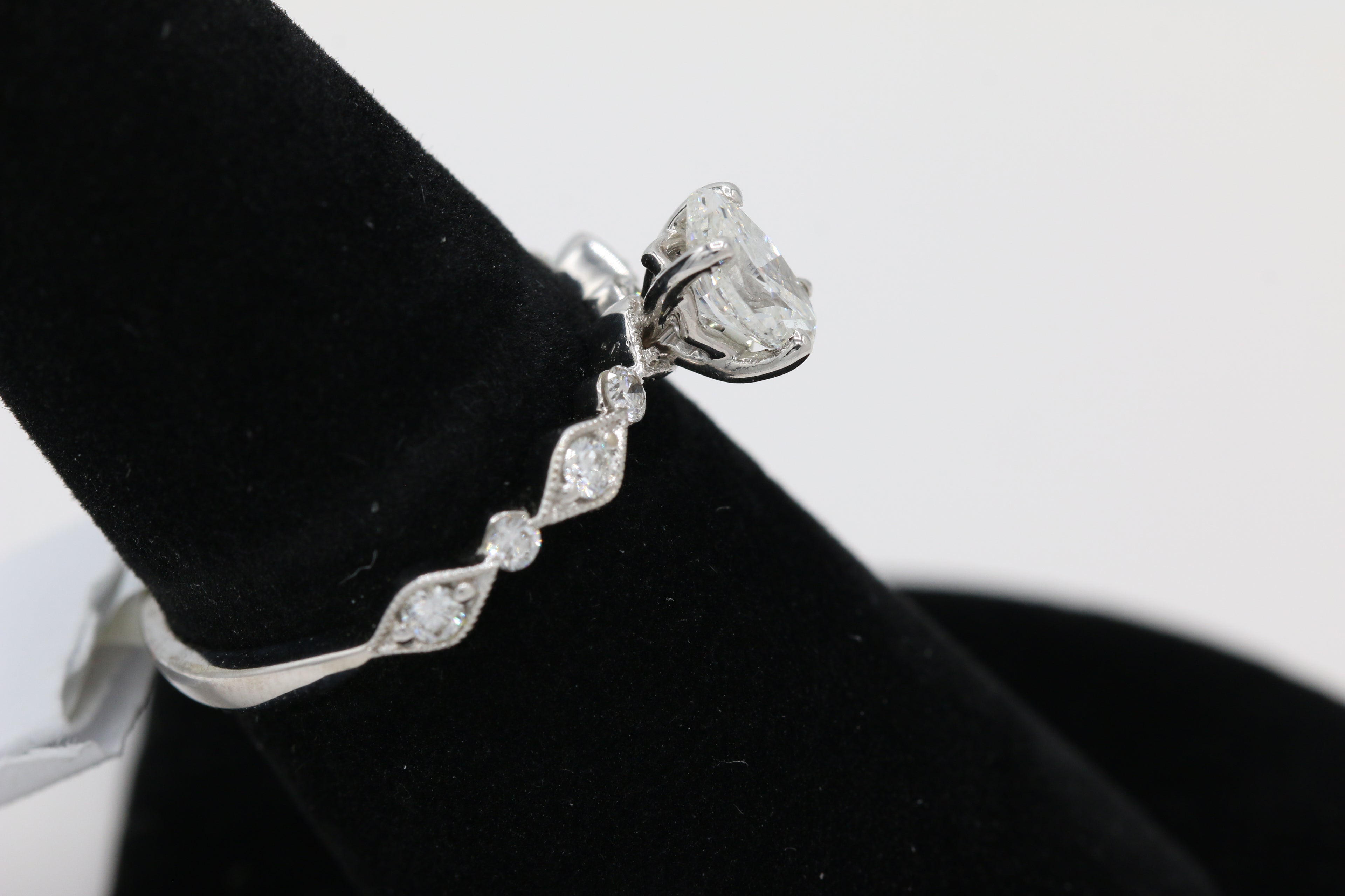 Oval Solitaire Diamond Ring in 14KT White Gold ( 0.91ct tw dia / 0.68ct Oval )