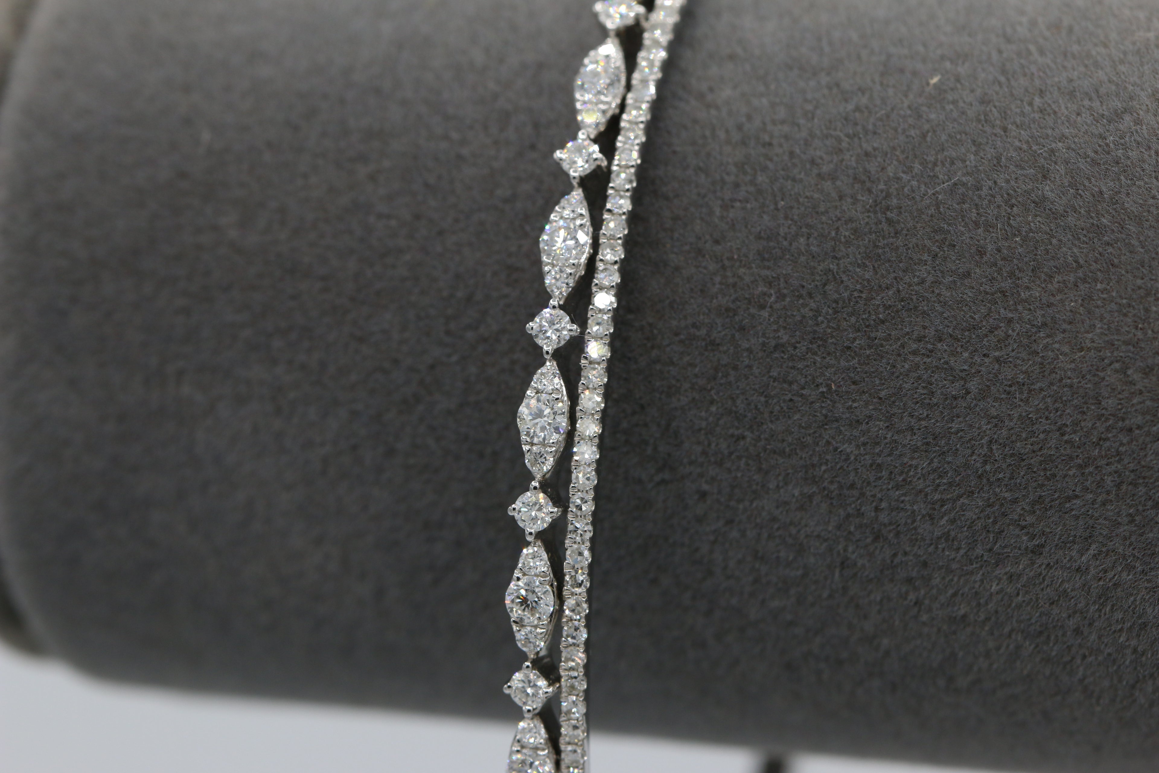 Scalloped Diamond Bangle in 14KT White Gold ( 1.29ct tw dia )