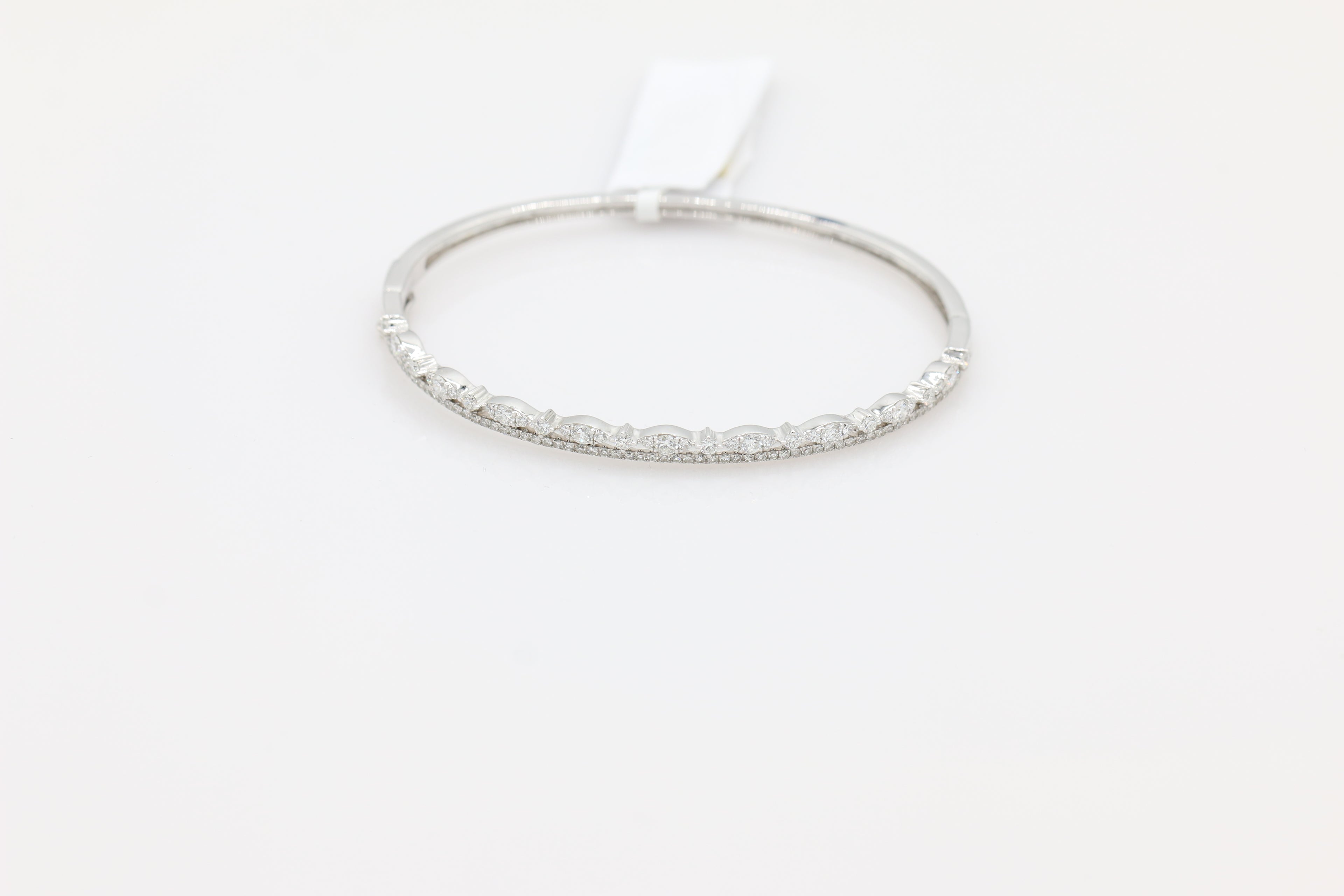 Scalloped Diamond Bangle in 14KT White Gold ( 1.29ct tw dia )