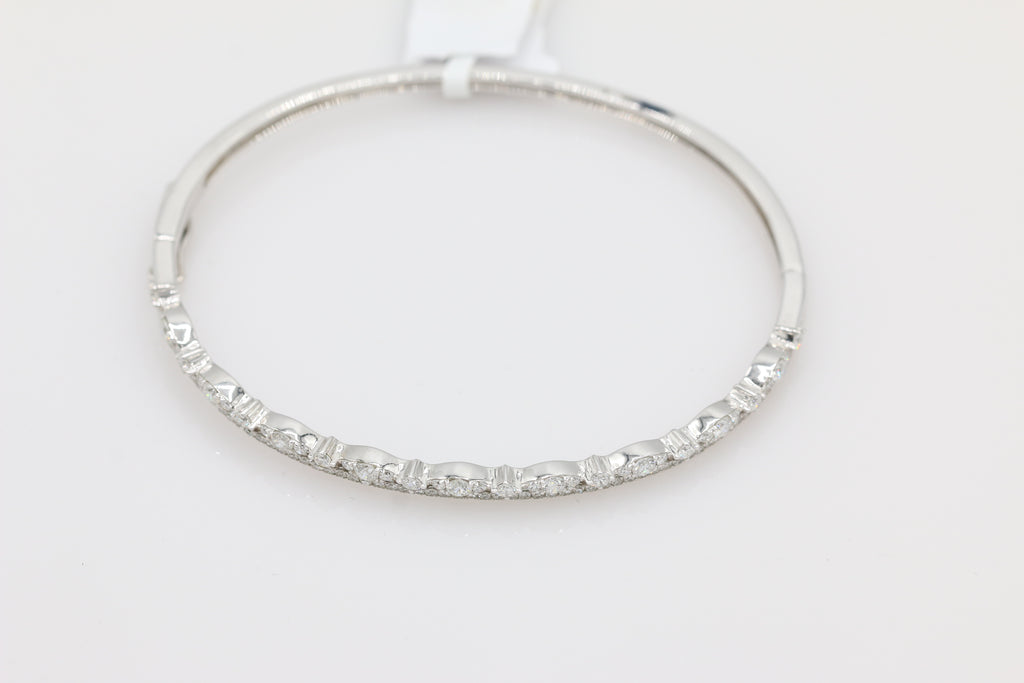 Scalloped Diamond Bangle in 14KT White Gold ( 1.29ct tw dia )
