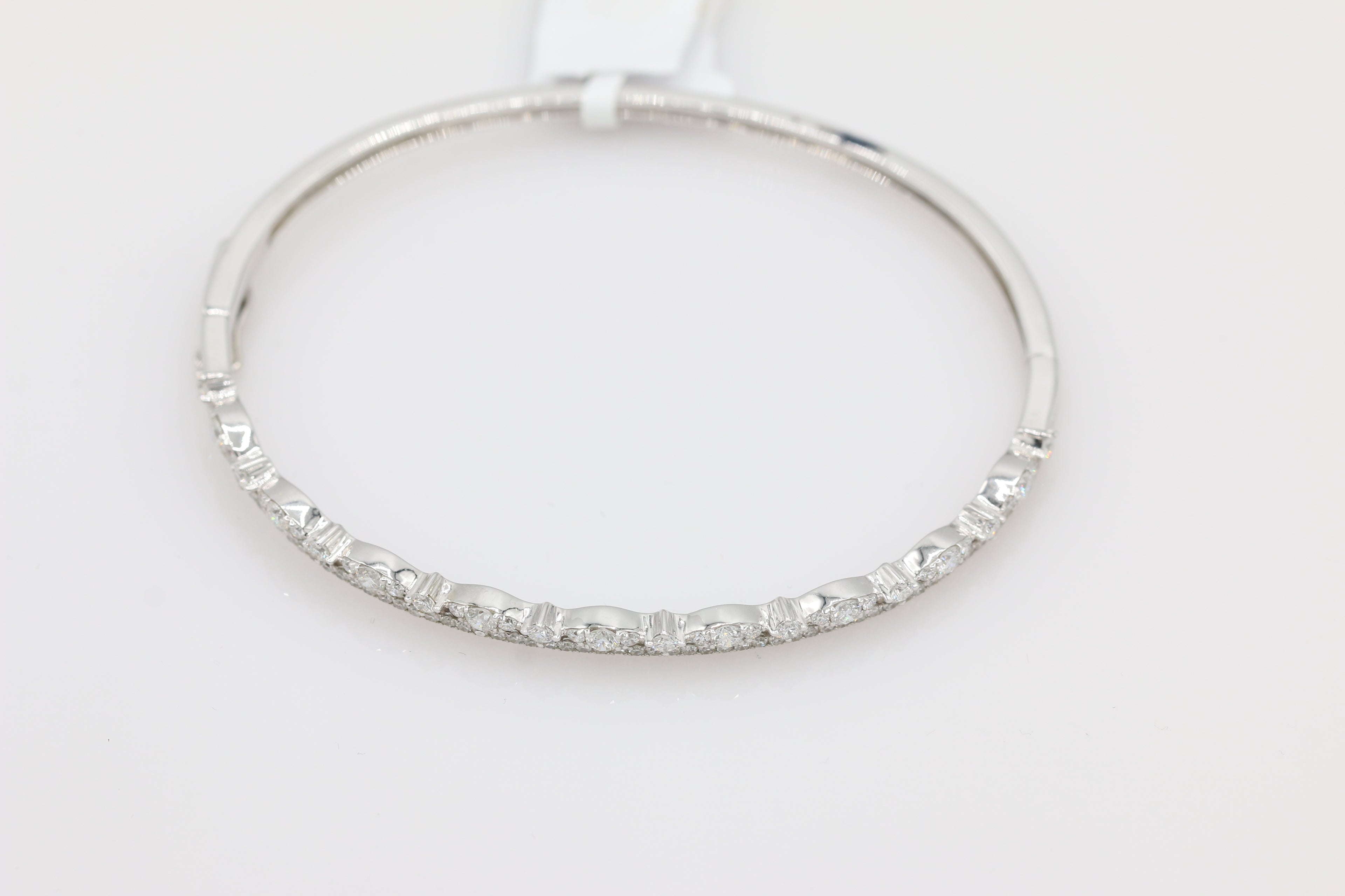 Scalloped Diamond Bangle in 14KT White Gold ( 1.29ct tw dia )