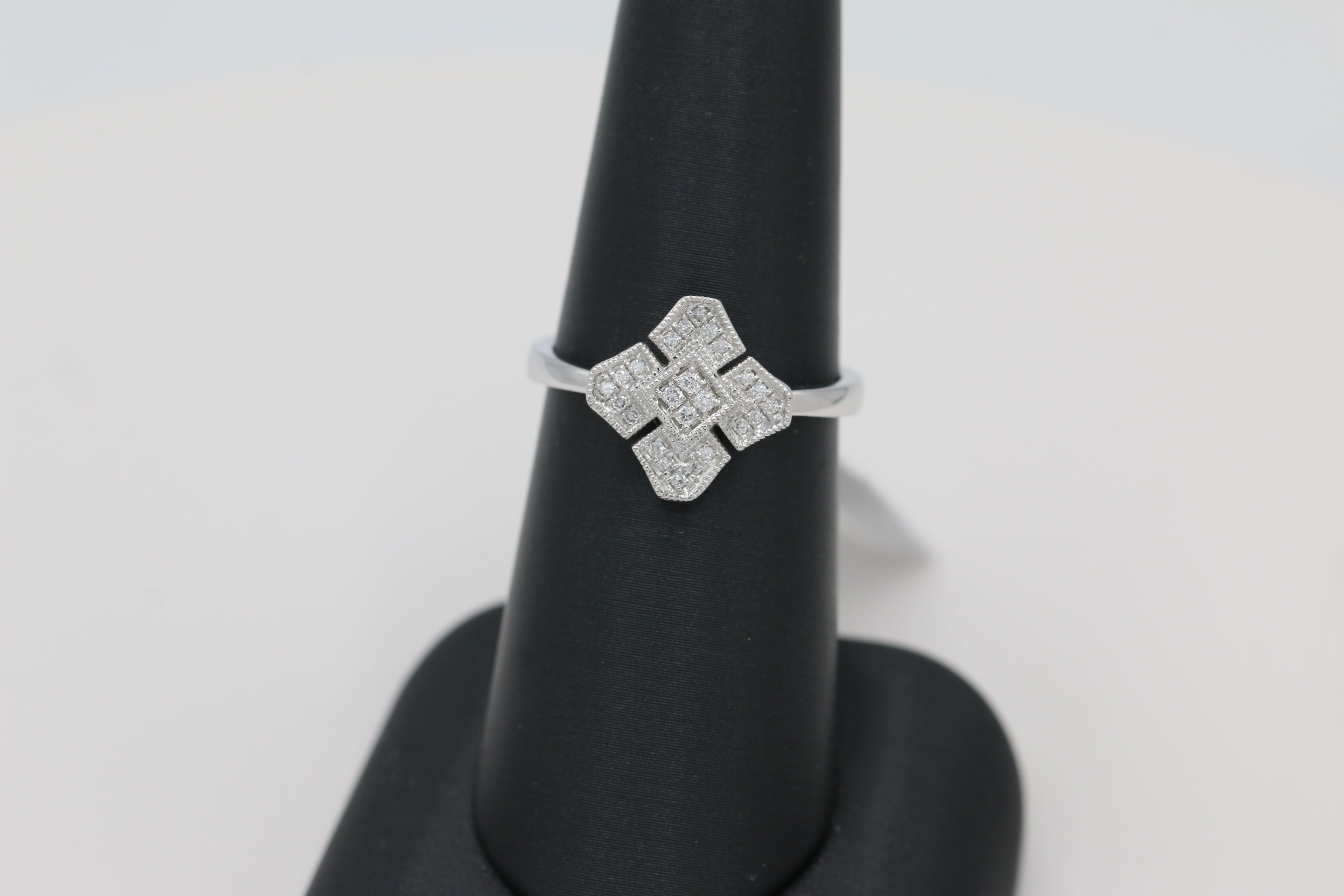 Diamond Cluster Ring in 14KT White Gold ( 0.11ct tw dia )